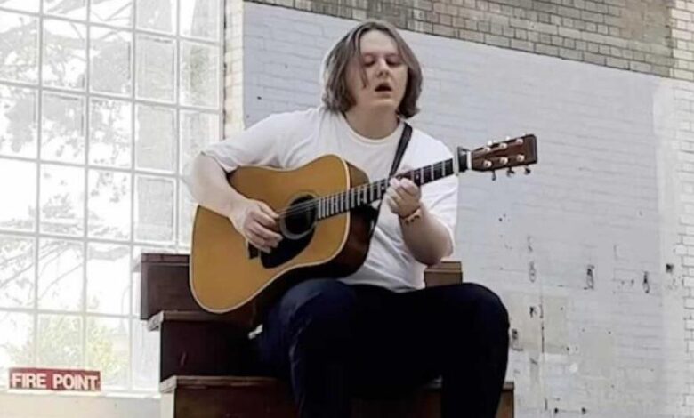 Las 10 canciones de Lewis Capaldi que harán vibrar al Palau St. Jordi esta noche