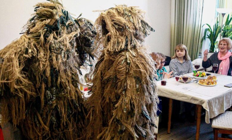 Las mujeres que confeccionan trajes camuflados para los francotiradores ucranianos