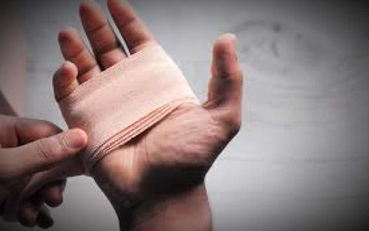 Le queman las manos a una adolescente en un comal