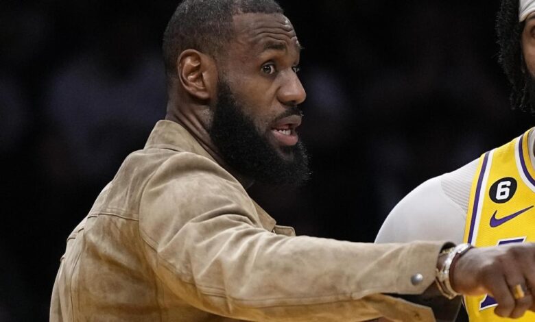 LeBron, muy enfadado, niega que tenga fecha de regreso