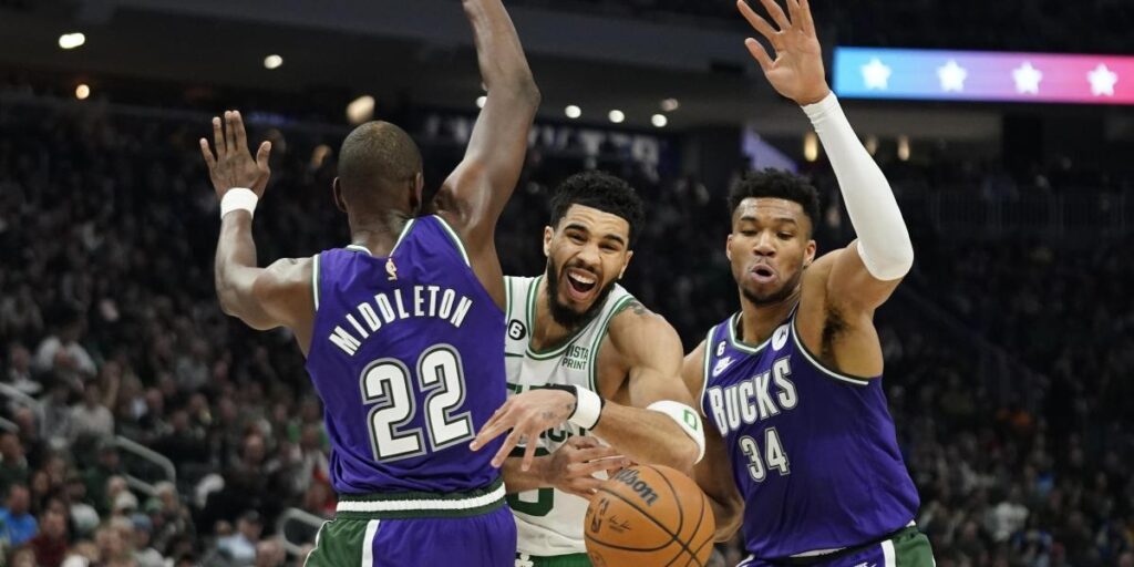 Los Celtics trituran a los Bucks con 'show' de Tatum y Brown