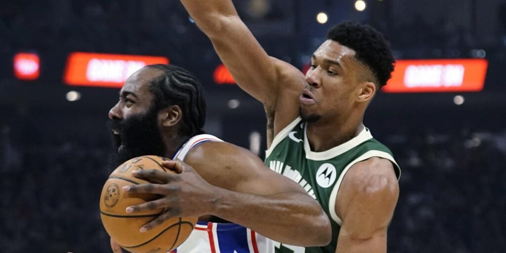 Los Sixers acaban con los 'invencibles' Bucks y piden paso con su fastuoso dúo