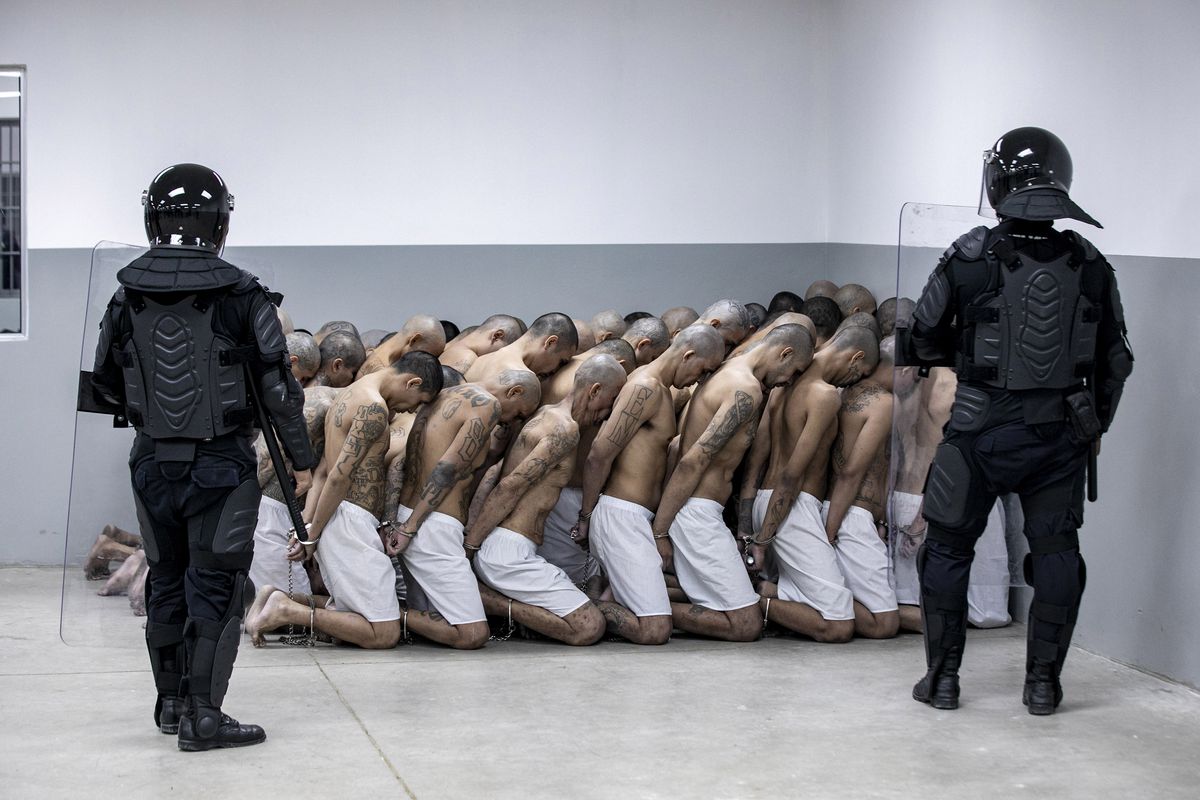 Los abusos en las cárceles de Bukele: “Lo mataron a golpes en la celda y lo sacaron a rastras como a un animal”