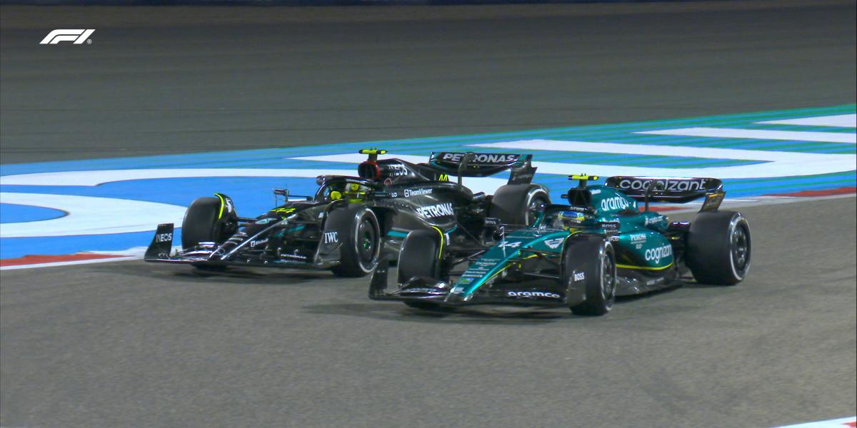 Los brutales adelantamientos de Alonso a Hamilton y Sainz para sumar su podio 99