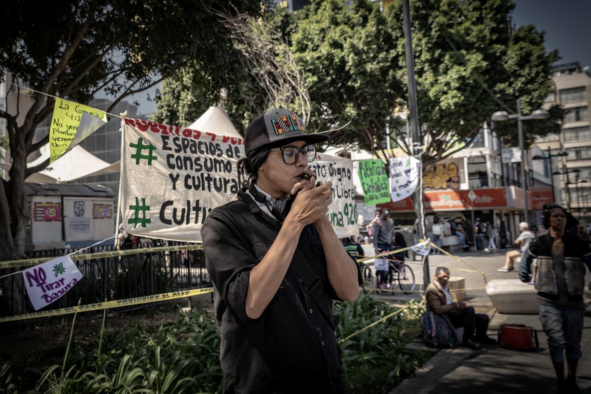 Los fumadores de marihuana se mudan a la plaza de la Información
