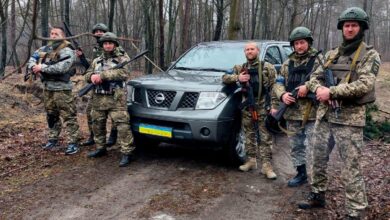 Los hinchas del Dinamo de Kiev cambian las gradas por los drones y las armas