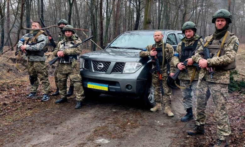 Los hinchas del Dinamo de Kiev cambian las gradas por los drones y las armas