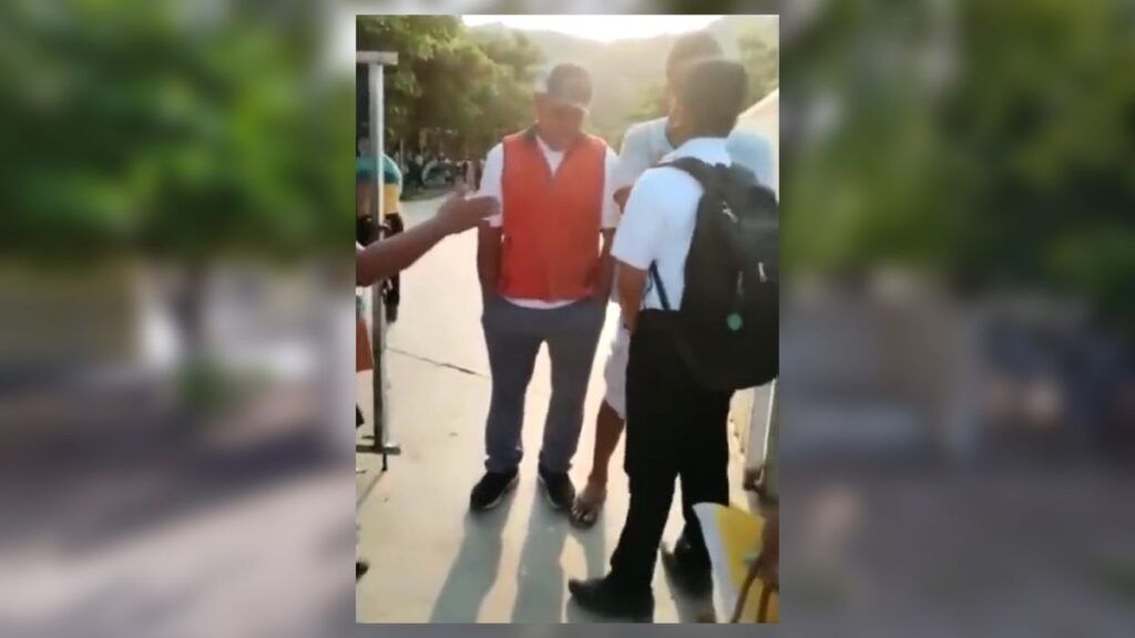 Los usos y costumbres de una comunidad en Oaxaca impiden a una niña ir a clase en pantalón