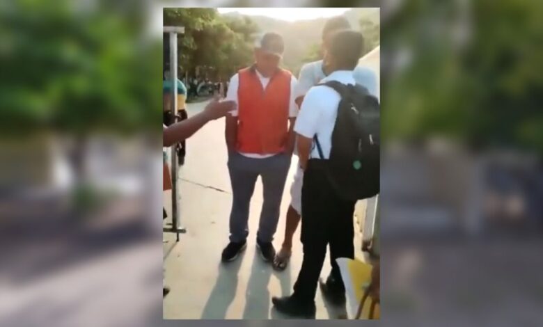 Los usos y costumbres de una comunidad en Oaxaca impiden a una niña ir a clase en pantalón