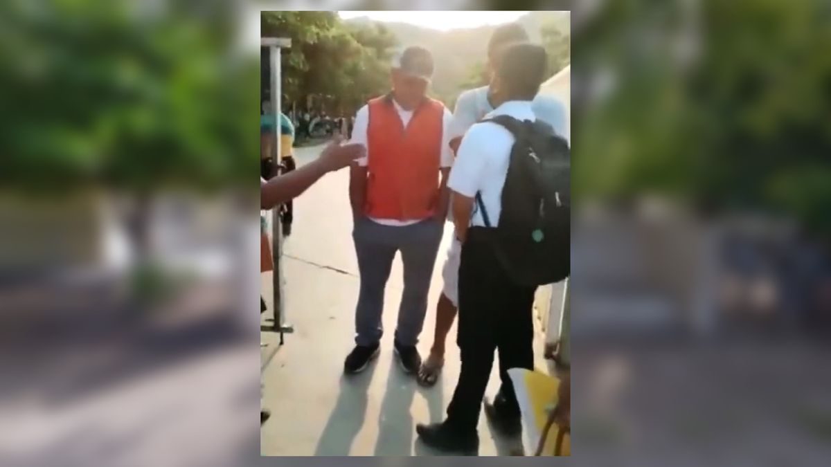 Los usos y costumbres de una comunidad en Oaxaca impiden a una niña ir a clase en pantalón