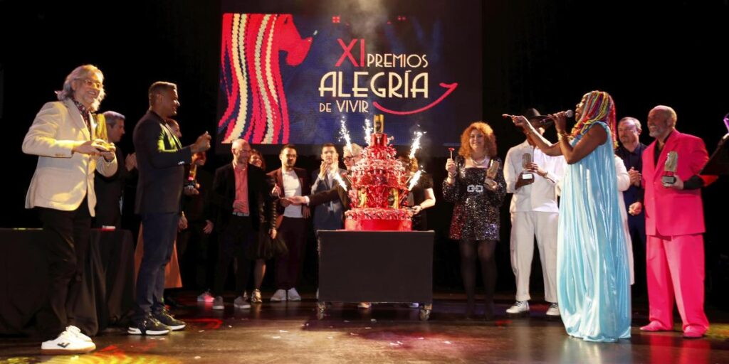 Lucrecia entrega los Premios Alegría de Vivir a Camela y Amela entre otros