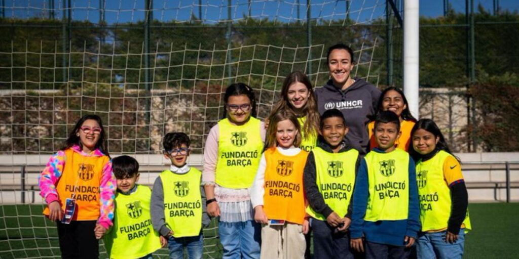 Lucy Bronze reparte sonrisas entre pequeñas refugiadas