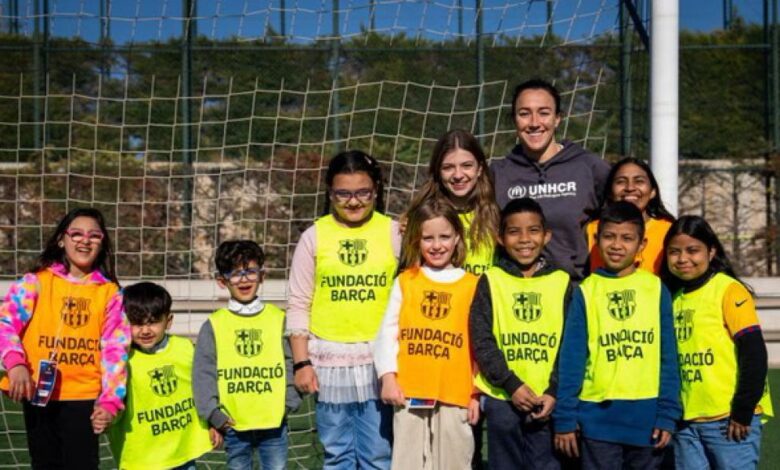 Lucy Bronze reparte sonrisas entre pequeñas refugiadas