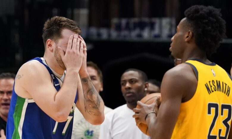 Luka Doncic y Kyrie Irving no terminan de funcionar