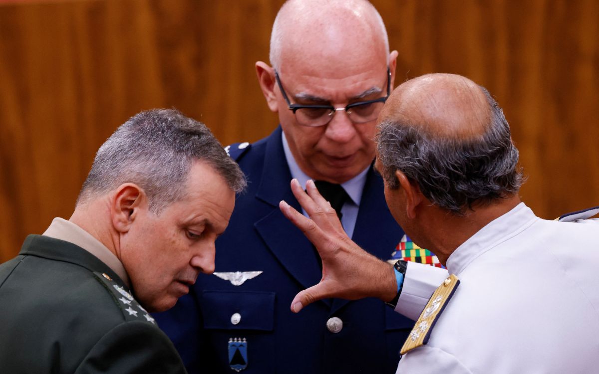 Lula busca reducir la influencia militar en política