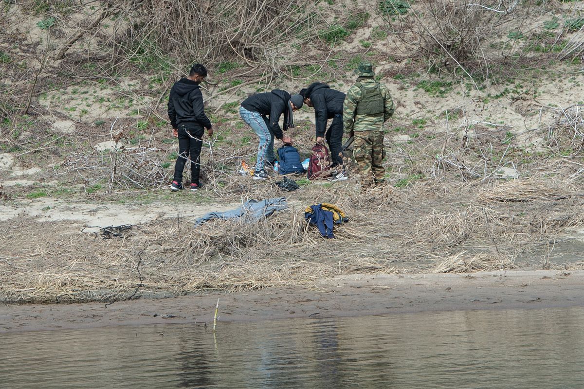 Migrantes para expulsar a migrantes: la nueva táctica de las fuerzas de seguridad griegas en la frontera de Europa