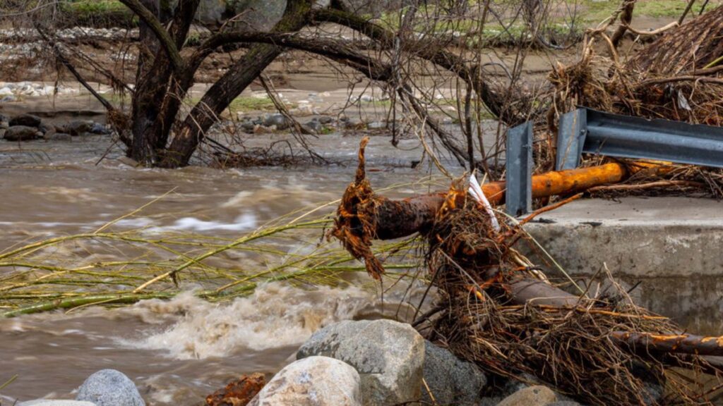 Miles bajo advertencia en California por fuertes inundaciones
