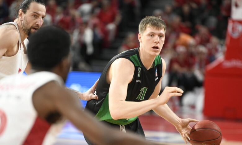 Mira el increíble canastón de Ellenson desde detrás del tablero