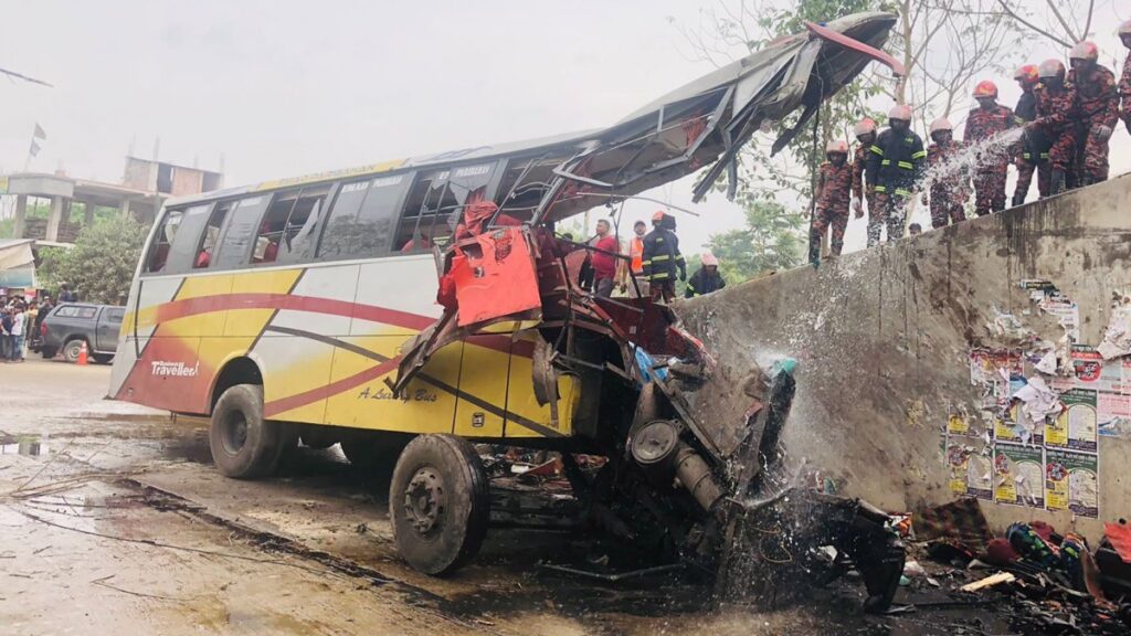 Mueren al menos 19 personas y otras resultan heridas tras autobús caer por una zanja en Bangladesh