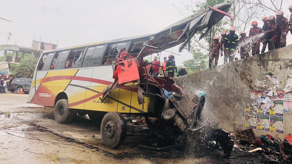 Mueren al menos 19 personas y otras resultan heridas tras autobús caer por una zanja en Bangladesh