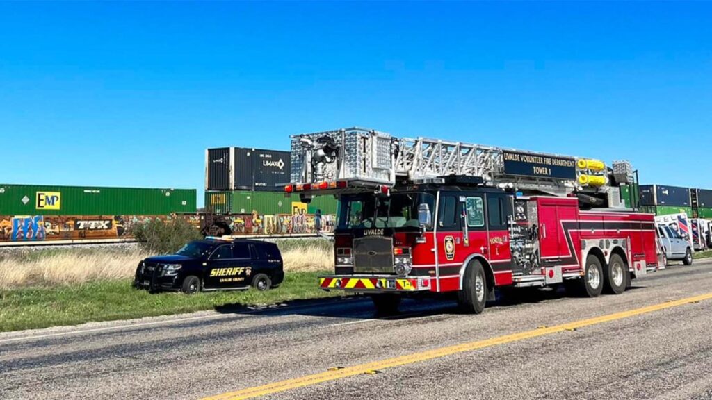 Mueren dos inmigrantes y otros son rescatados de un tren en Texas donde se “asfixiaban”