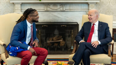 NFL: Recibe Joe Biden a Damar Hamlin en la Casa Blanca | Video
