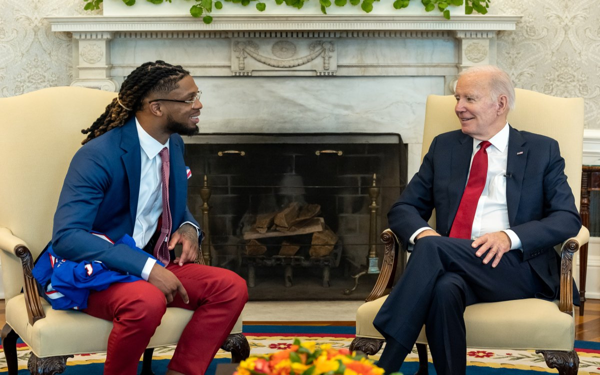 NFL: Recibe Joe Biden a Damar Hamlin en la Casa Blanca | Video