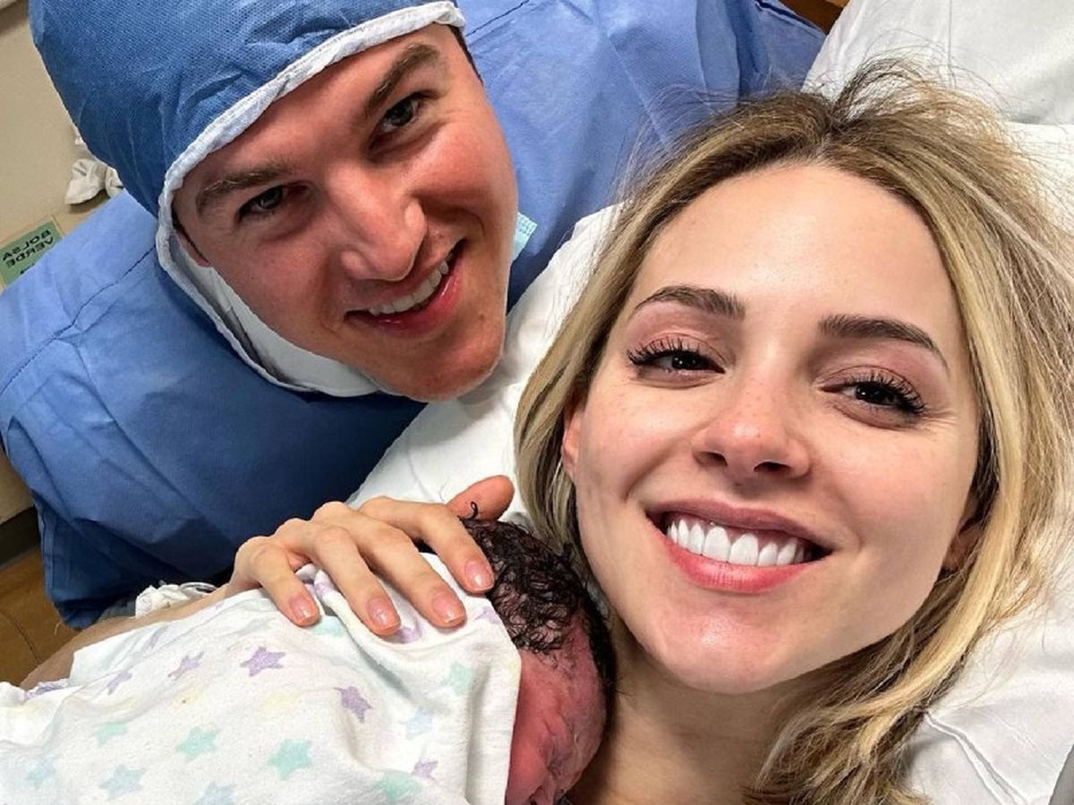 Nace la primera hija de Samuel García y Mariana Rodríguez