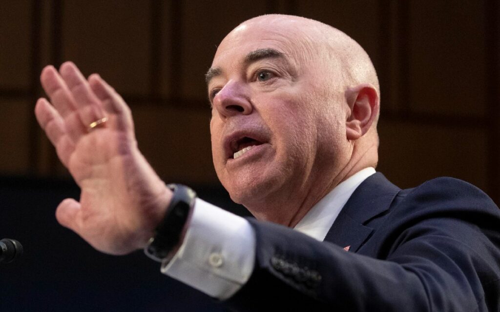 Narco sí controla regiones de México, asegura Mayorkas