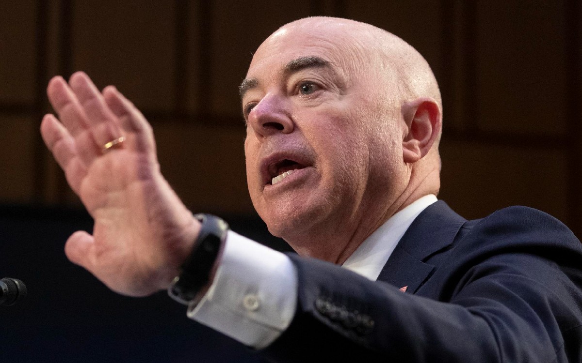 Narco sí controla regiones de México, asegura Mayorkas