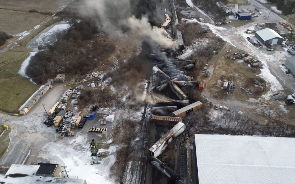 Ohio denuncia a operadora del tren descarrilado