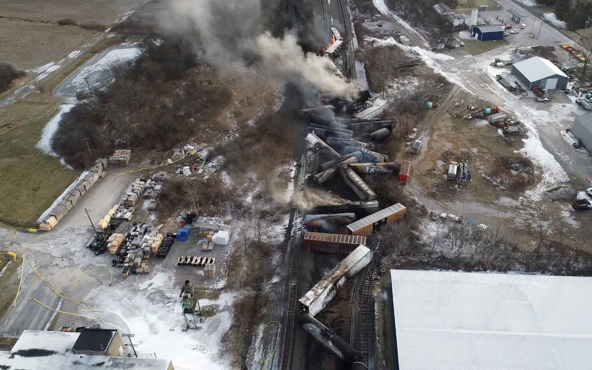 Ohio denuncia a operadora del tren descarrilado