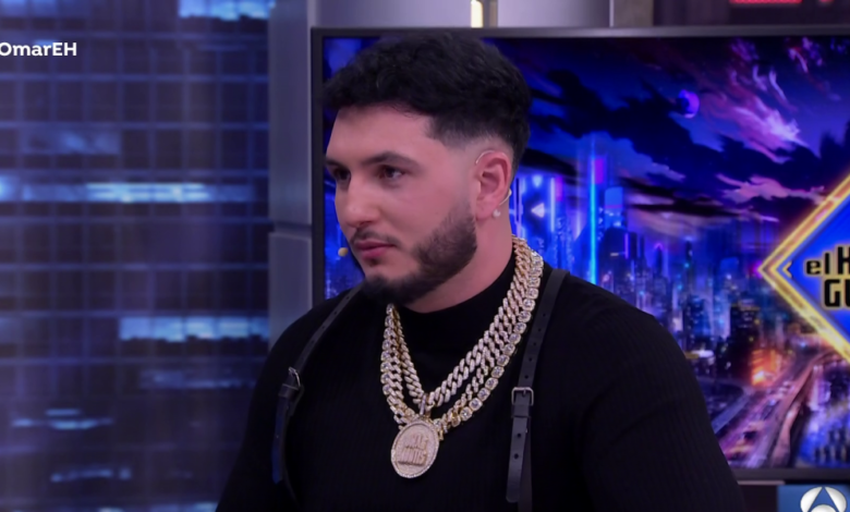 Omar Montes deja en 'shock' a Pablo Motos con su 'look' de más de diez piezas de de oro y diamantes