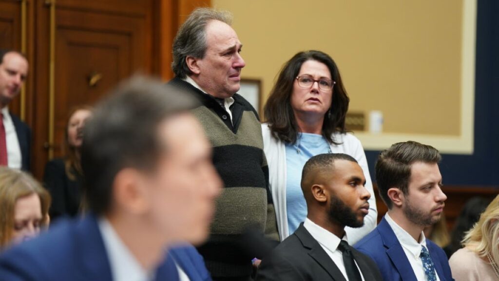 Padres demandan a TikTok tras muerte de su hijo