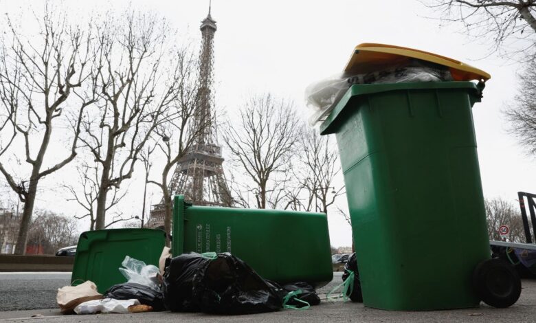 París se llena de basura en protesta a reforma de Macron