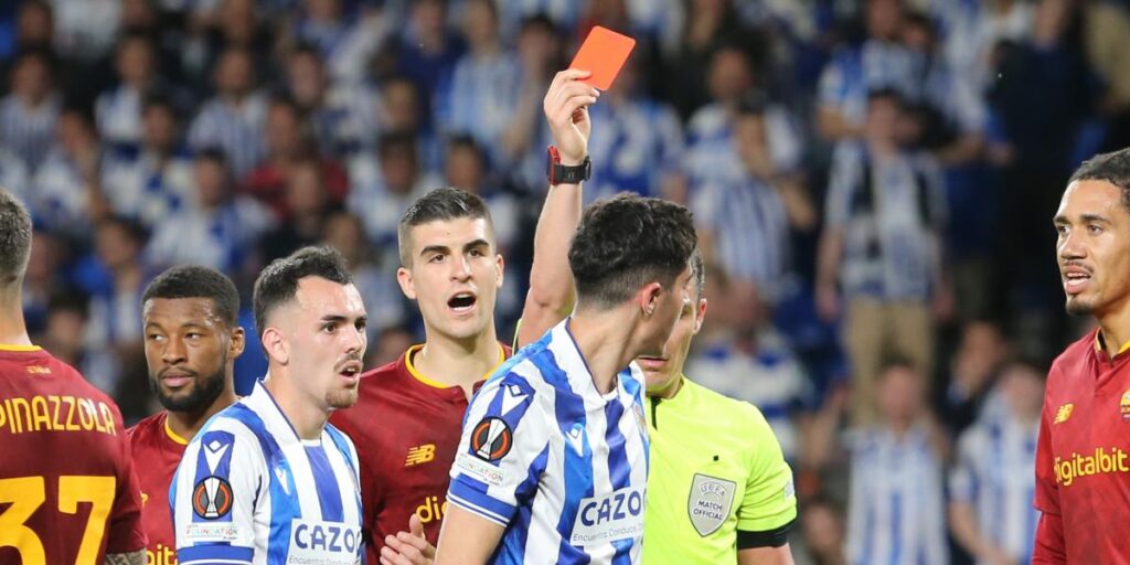 Penalti de Pellegrini y roja a Fernández