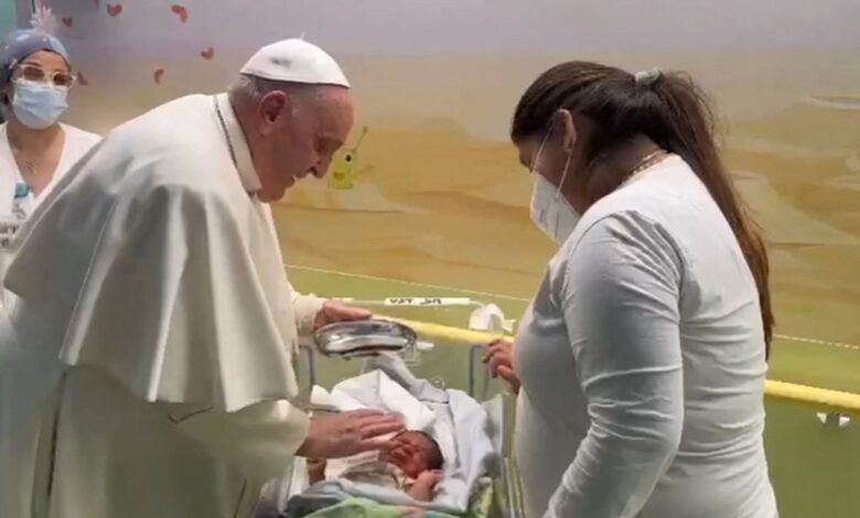 Pizza de cena y lectura de periódicos: el papa Francisco se recupera y vuelve a casa el sábado
