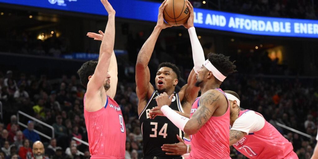 Polémica con el triple-doble de pillo de Antetokounmpo