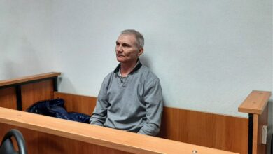 Por dibujo antiguerra de su hija, arrestan a padre ruso