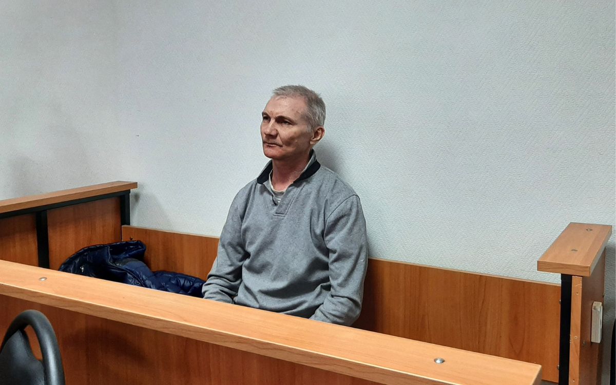 Por dibujo antiguerra de su hija, arrestan a padre ruso