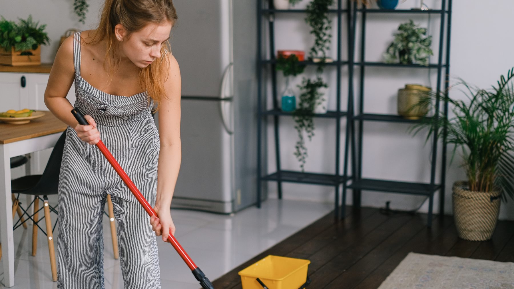 Quita las manchas del suelo de casa de una pasada con este trucazo