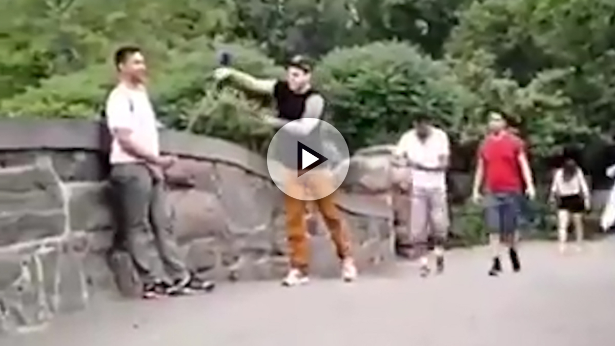 Recorre Manhattan cortando todos los ‘selfie-stick’ que encuentra en su camino