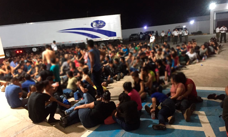 Rescatan a 343 migrantes en tráiler abandonado en Veracruz