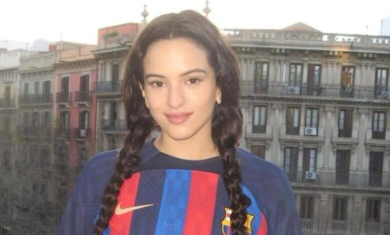 Rosalía, abrocanda en su último concierto por exhibir esta bandera sobre el escenario