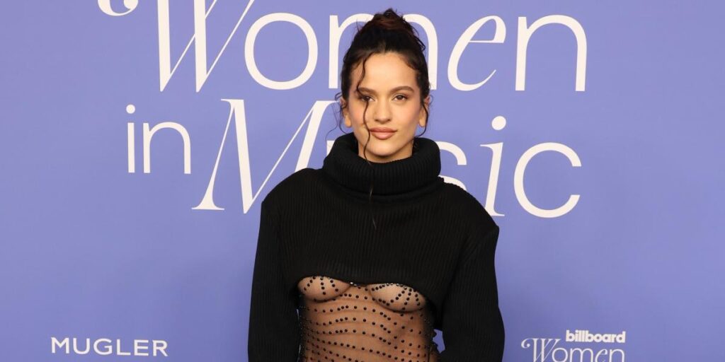 Rosalía no fue la primera: otras famosas que se sumaron al escote 'underboob'