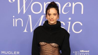 Rosalía no fue la primera: otras famosas que se sumaron al escote 'underboob'