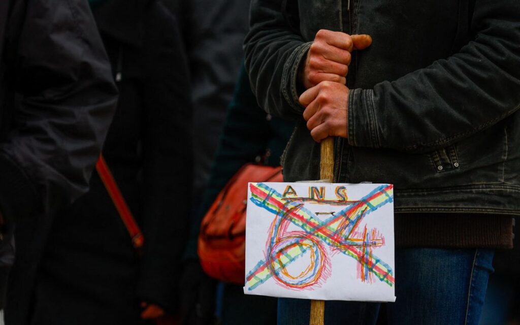 Senado francés aprueba aumentar edad de jubilación