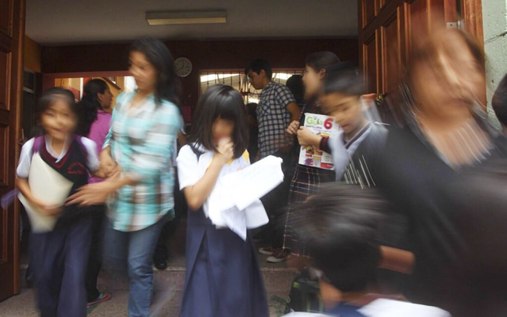 Sheinbaum propone uniforme neutro; niñas elegirán falda o pantalón