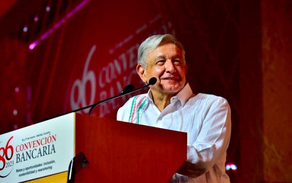 'Sigan haciendo negocios legales en México': AMLO a banqueros