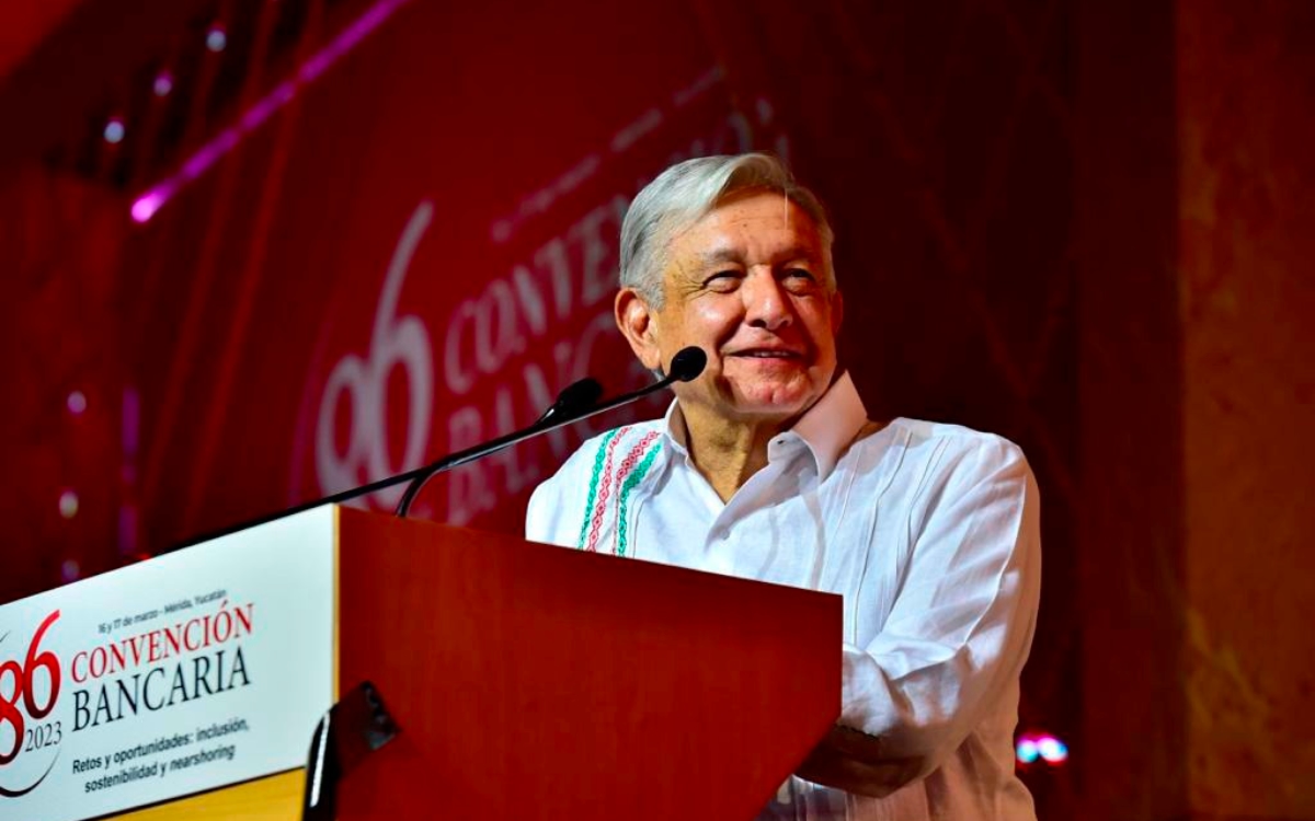 ‘Sigan haciendo negocios legales en México’: AMLO a banqueros